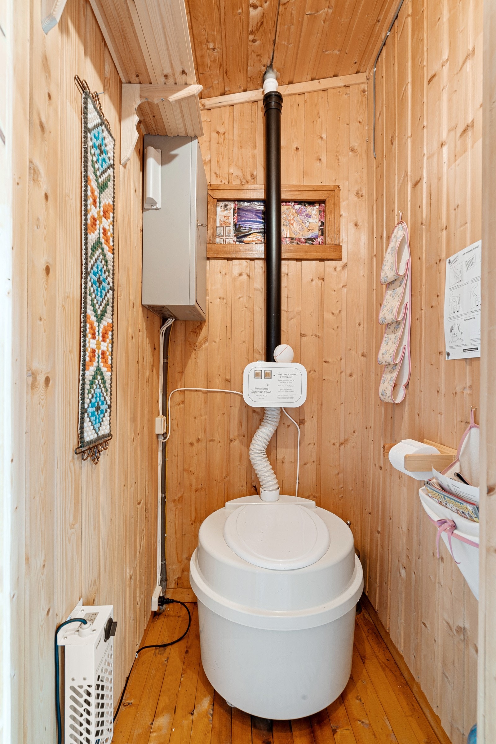 Toalettrommet (ikke våtrom) har gulvstående forbrenningstoalett. Galleribilde