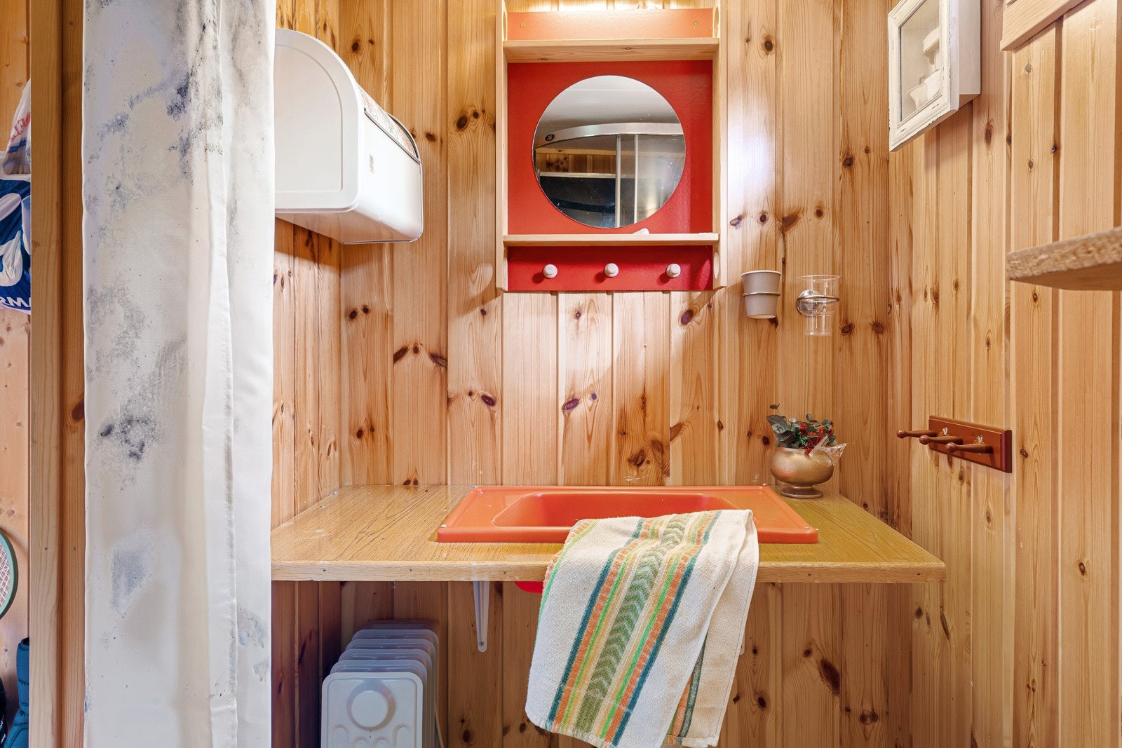 Det er innlagt strøm i hytta, det er øvrig elektrisk oppvarming. Galleribilde