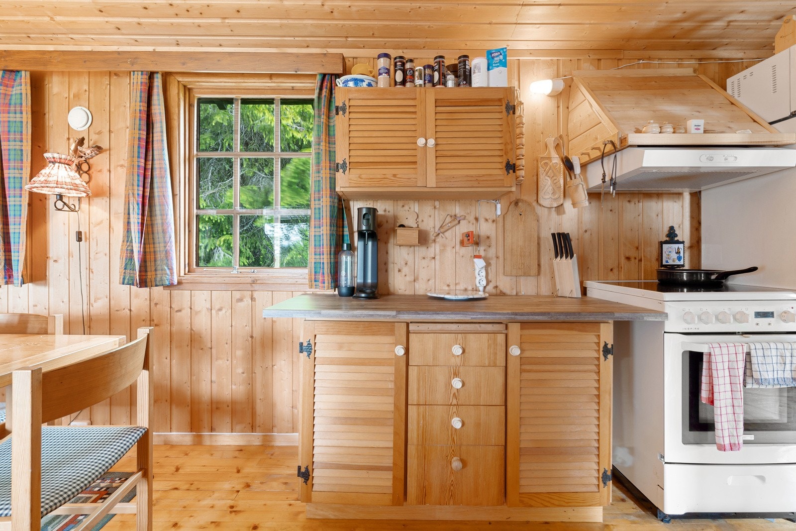 Her er det mye skapplass med god oppbevaringsmuligheter. Galleribilde