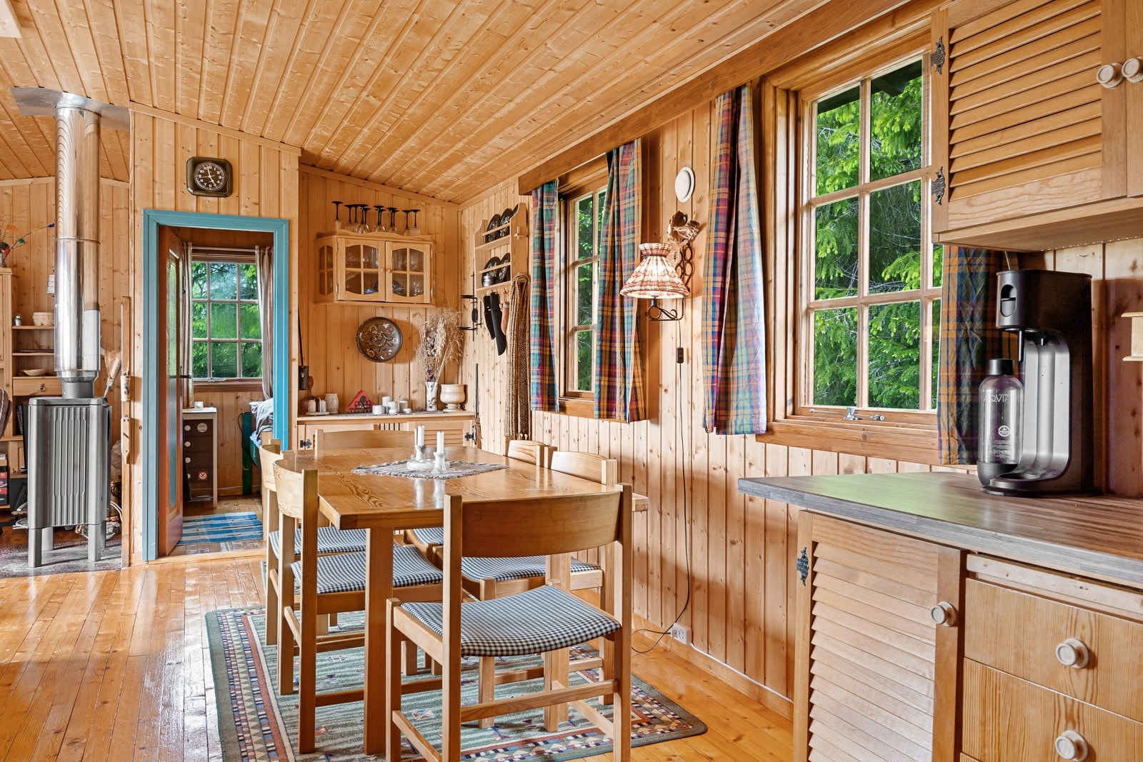 Det er mange vinduer som sørger for god, naturlig lysinnslipp inn til rommet. Galleribilde