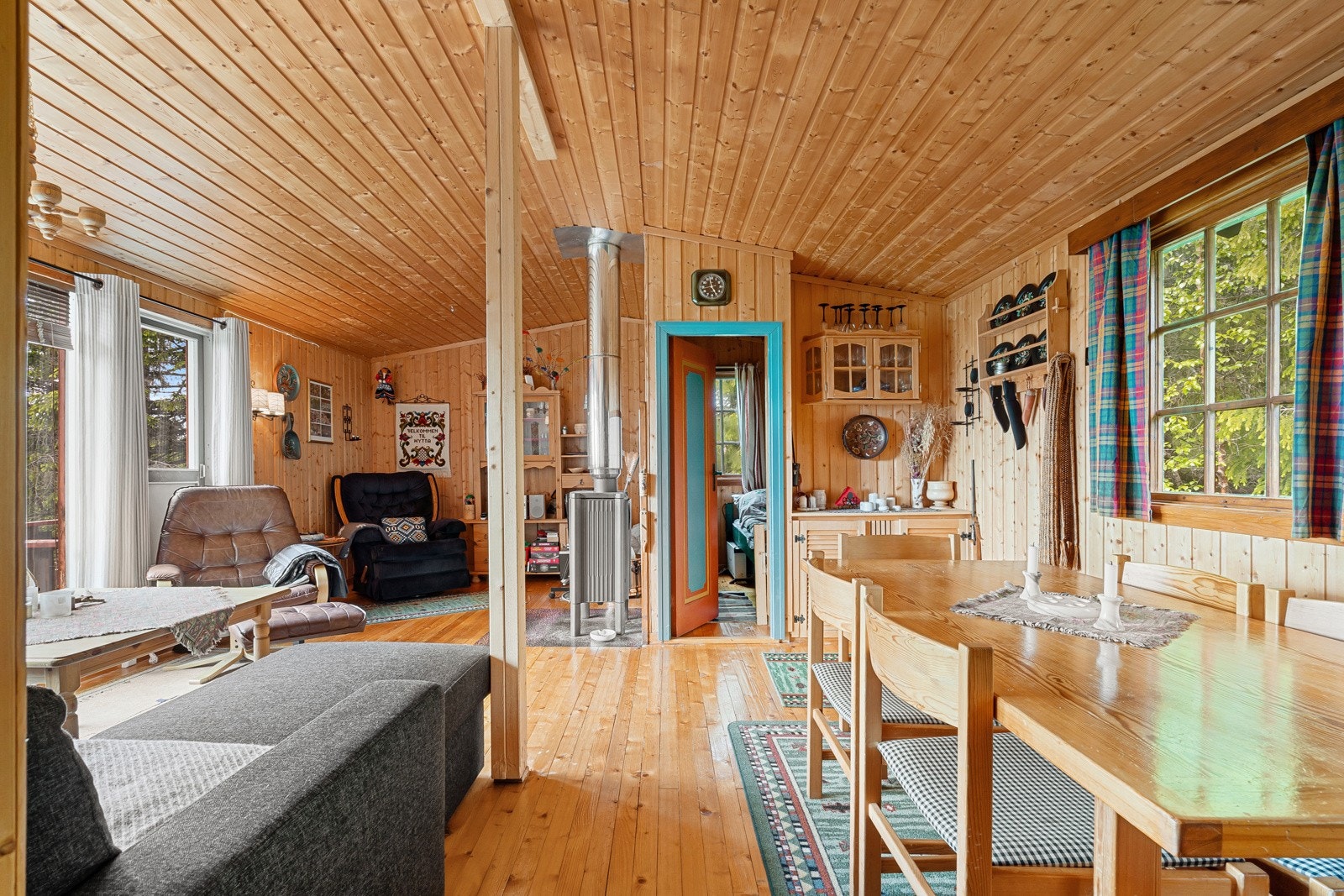 Det store arealet i rommet gjør det enkelt å møblere i flere soner. Galleribilde