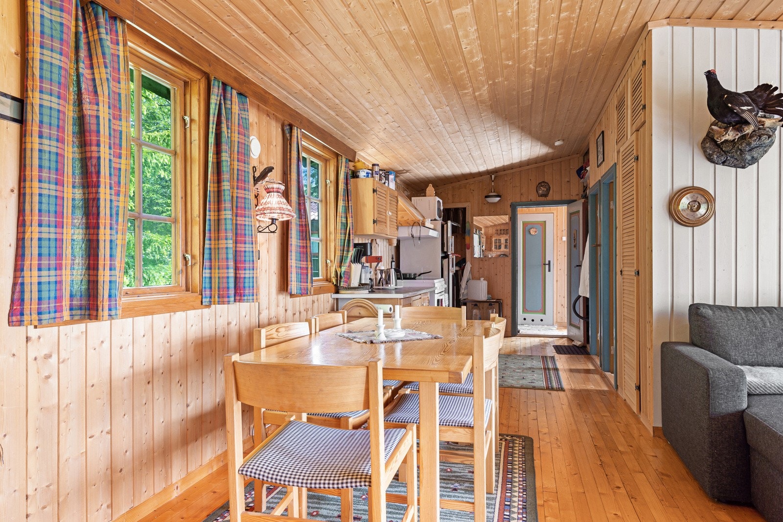 Det passer utmerket å møblere med spisebord mellom stue og kjøkken. Galleribilde