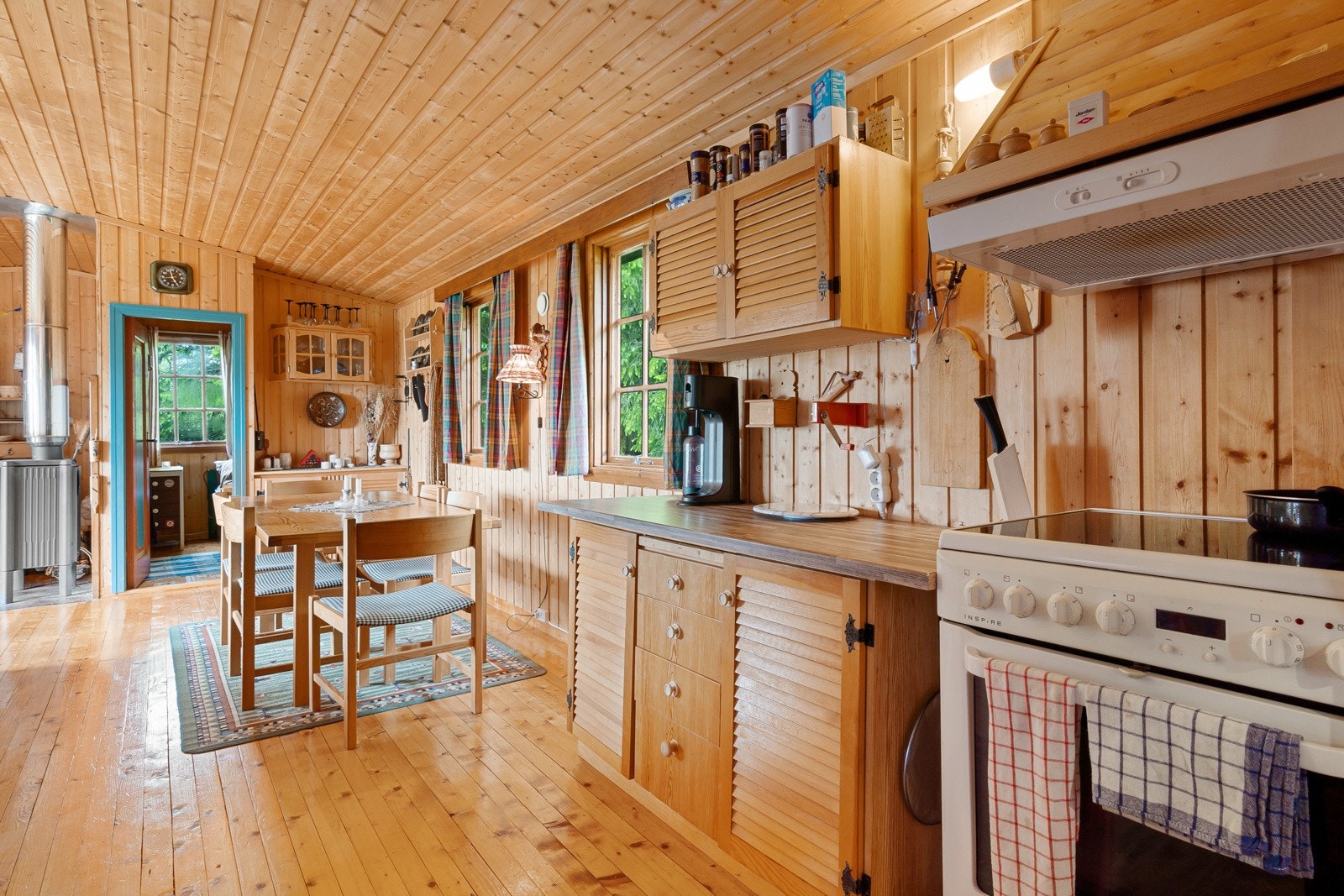 Hytta har en romslig stue med åpen løsning mot kjøkkenet. Galleribilde