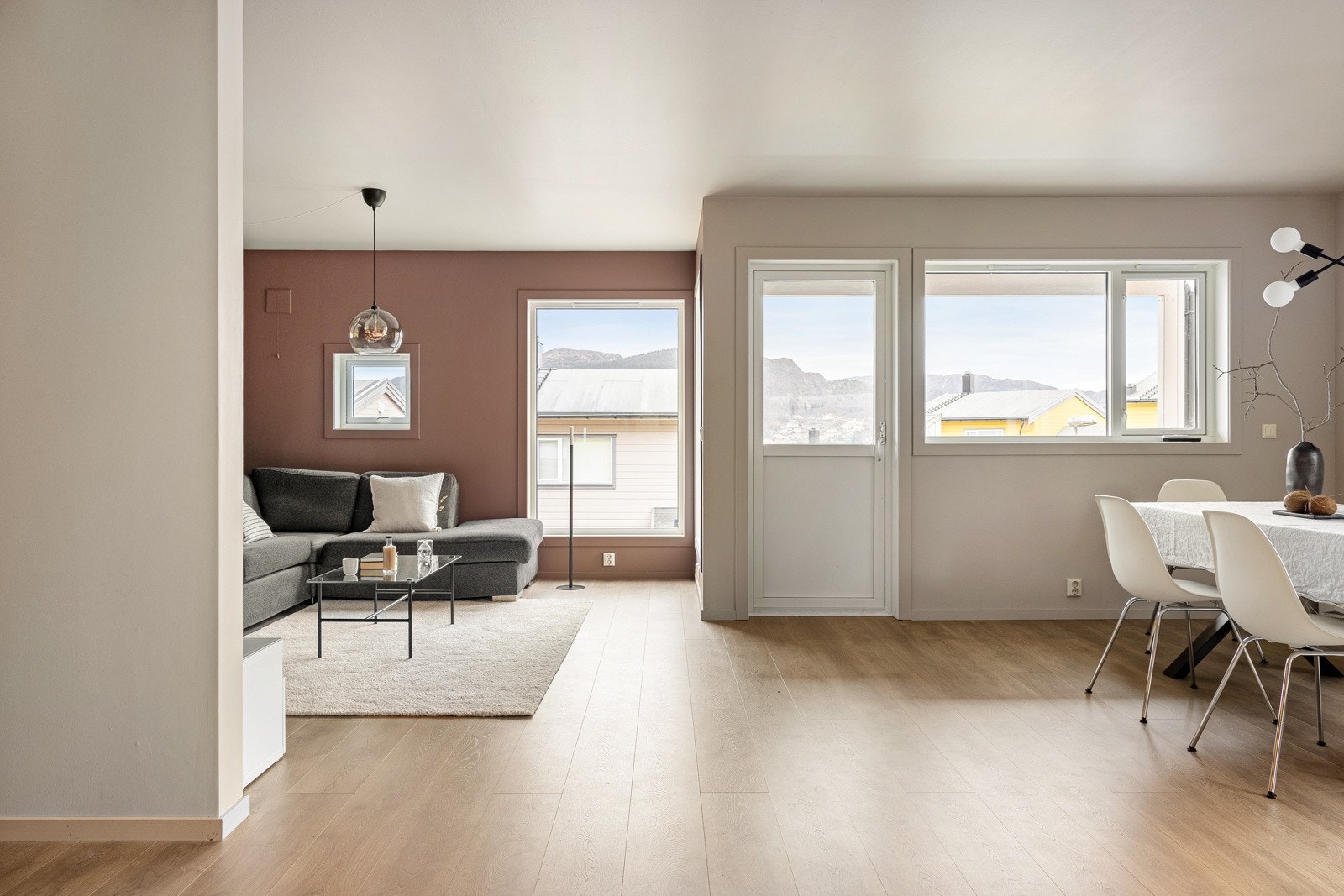 Leiligheten er malt i lyse, og fine farger som skaper en hyggelig stemning i rommet. Galleribilde