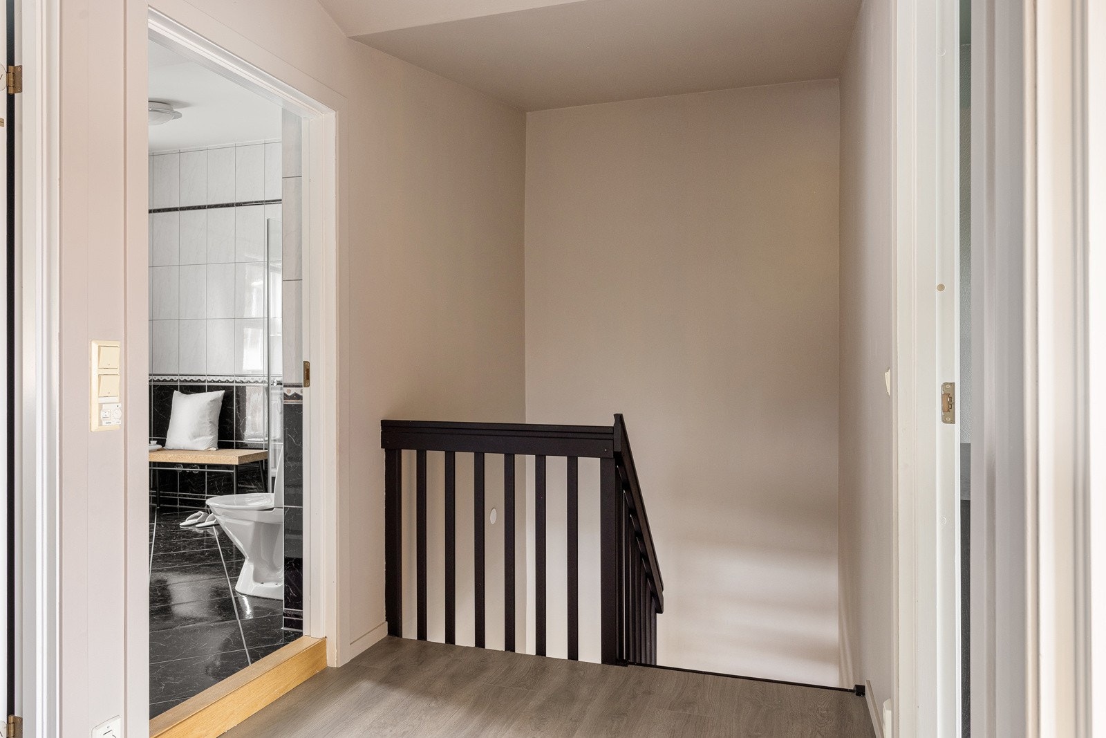 Denne etasjen består av gang, bad, kontor og tre soverom. Galleribilde