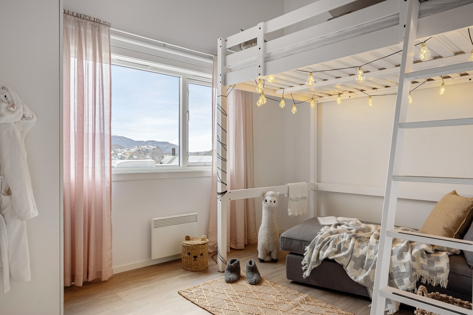 Leilighetens 3. soverom kan også innredes med seng, og garderobe. Galleribilde