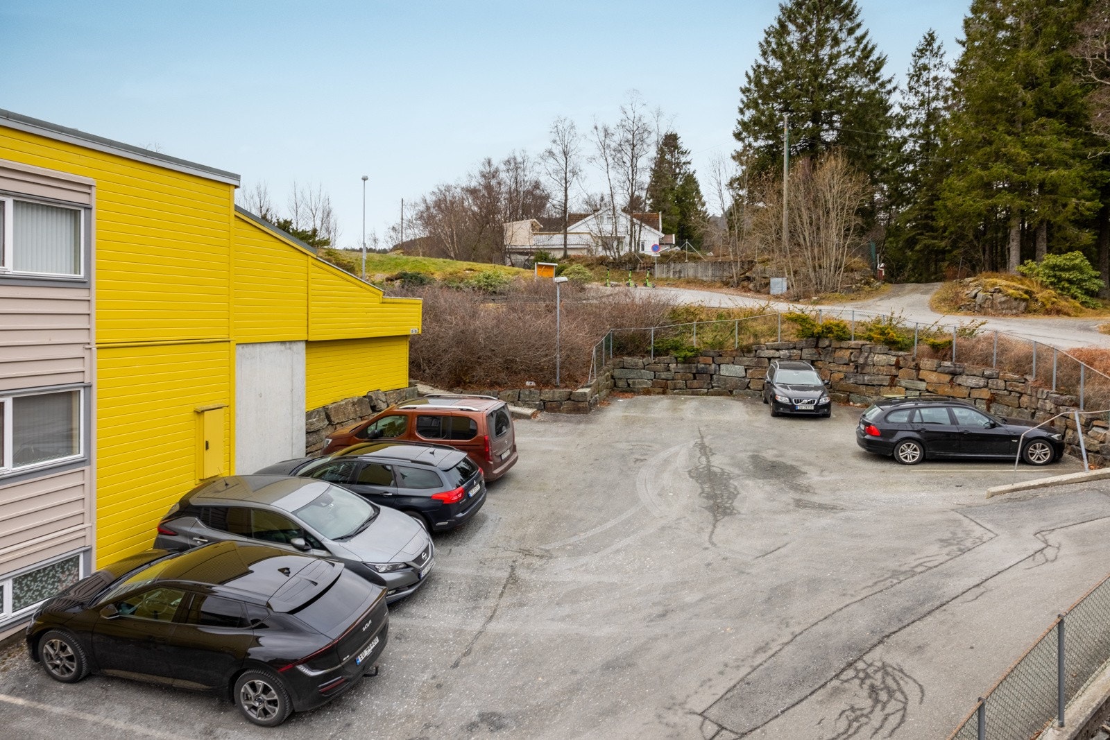 I tillegg er det noen gjesteparkeringer på felles tomt. Galleribilde