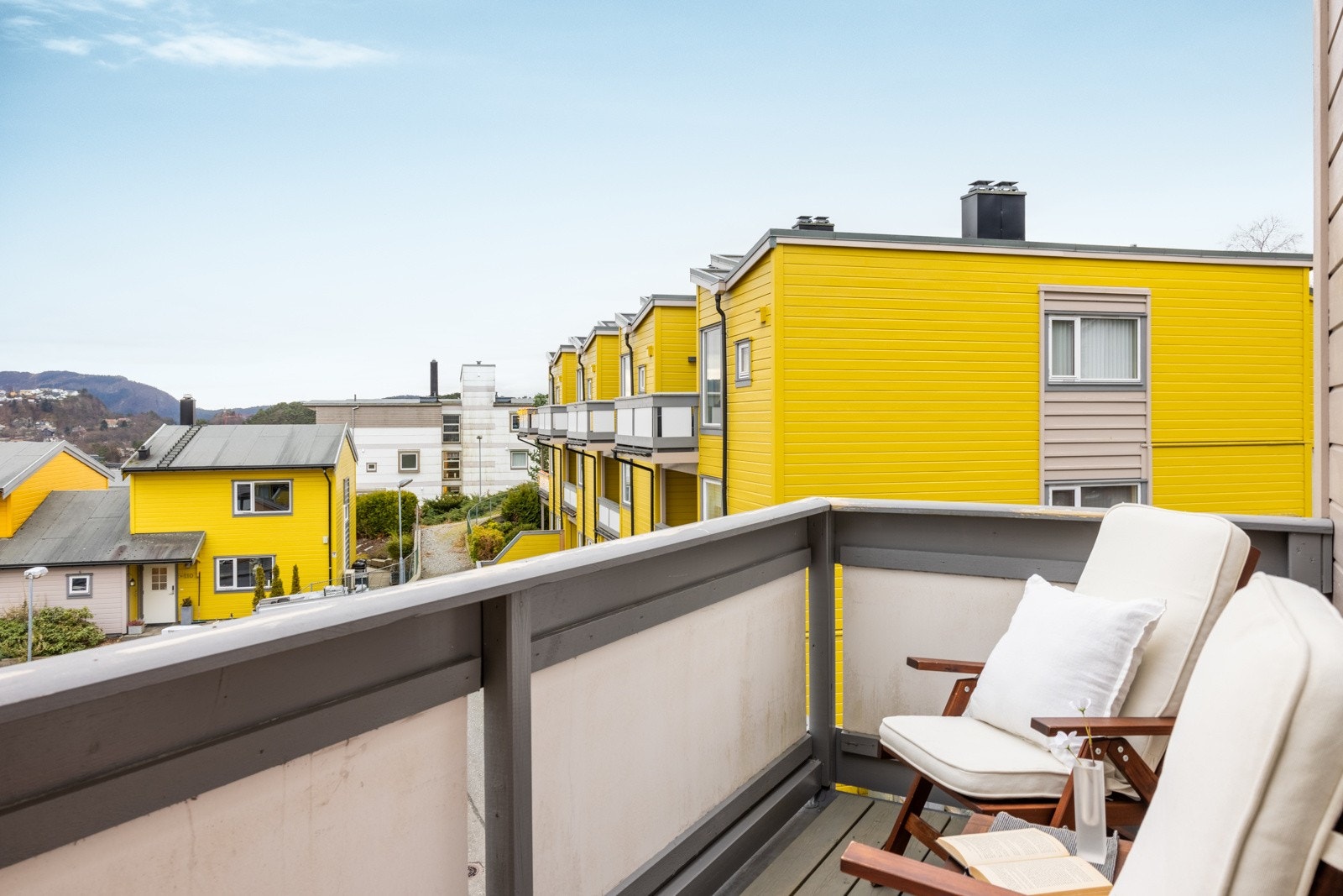 Balkongen måler ca. 4 kvm og har god plass til utemøbler. Galleribilde