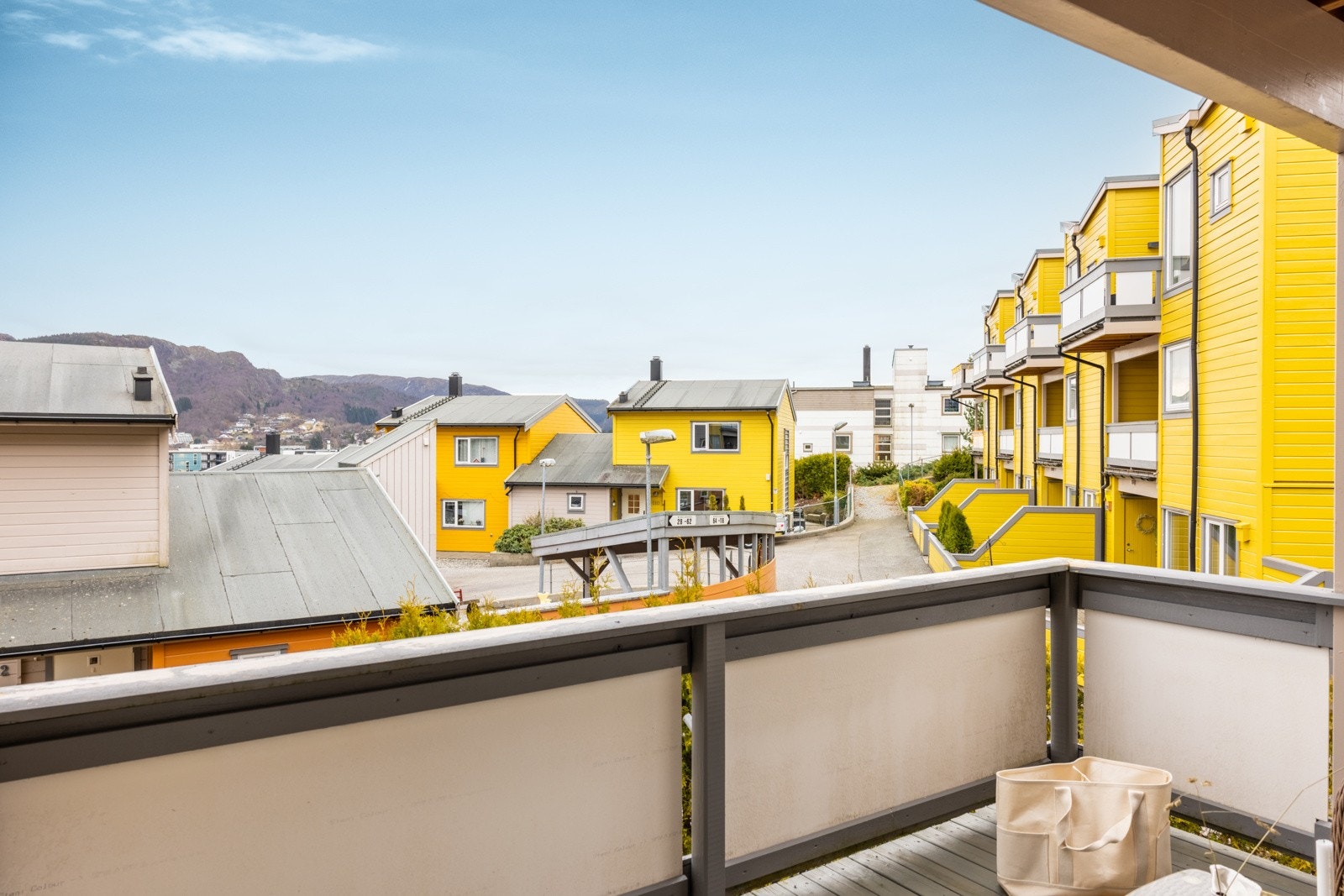 Balkongen byr på både utsikt og gode solforhold. Galleribilde