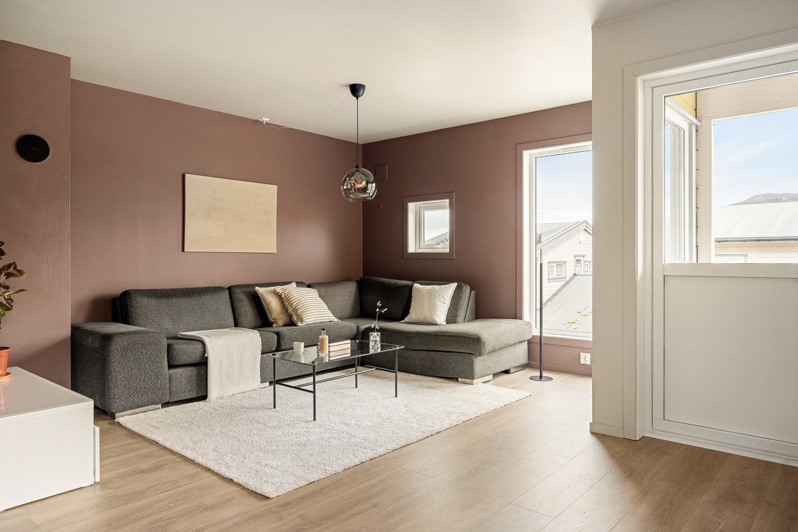 Rommet kan enkelt innredes med sofa, TV og spisebord som kan romme hele familien. Galleribilde