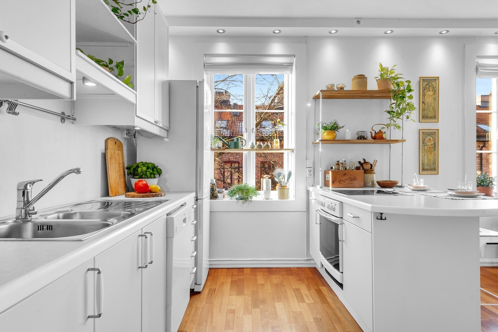 Stekeovn, keramisk topp, oppvaskmaskin og kjøl/frys er integrert i innredningen Galleribilde