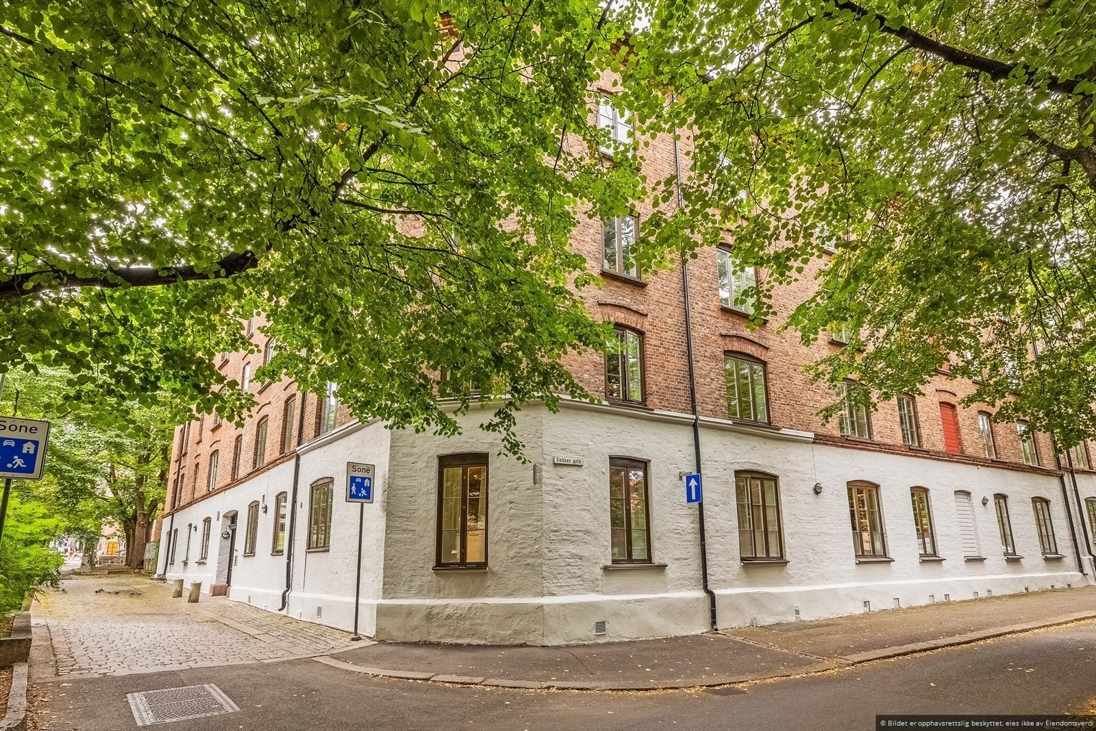 Meget sentralt og attraktivt beliggende rett ved Botanisk Hage og med kort vei til Grünerløkka, Tøyen og sentrum Galleribilde