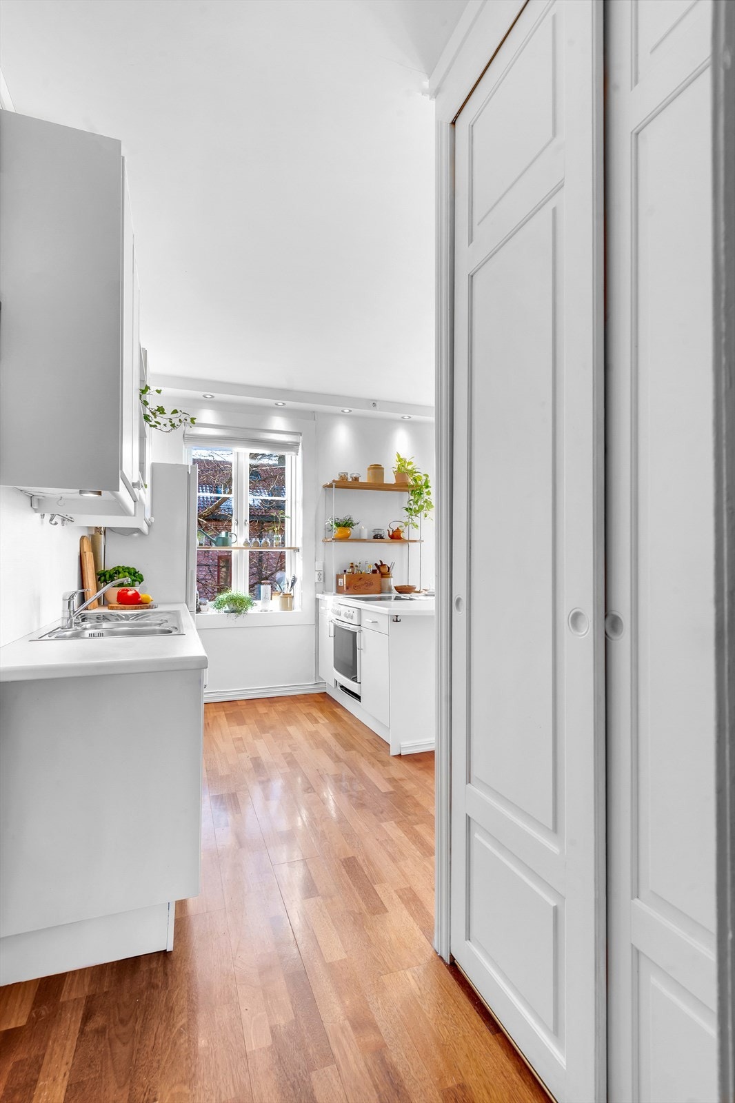 Entrè med skyvedørsgarderobe. Leiligheten disponerer en bod i kjeller på ca. 4 kvm, en bod i oppgang mellom 4. og 5.etasje på ca. 3 kvm, og en loftsbod med gulvareal på ca. 3 kvm Galleribilde