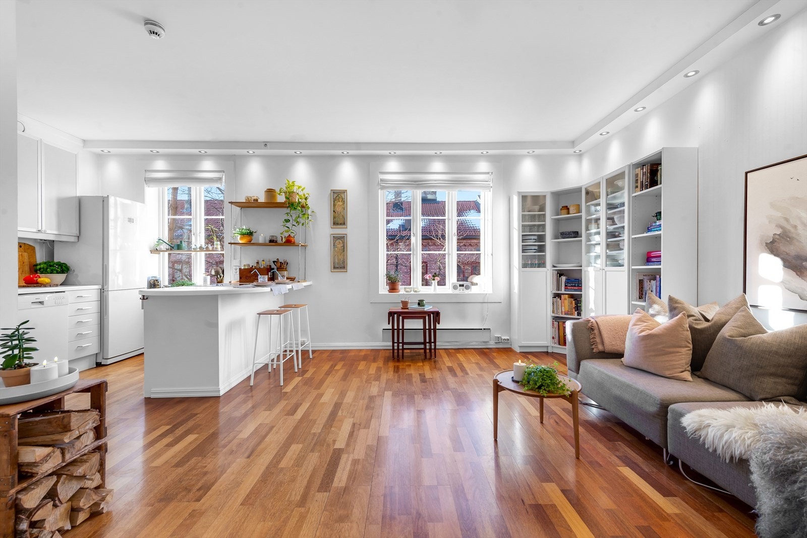 Lys og gjennomgående leilighet i 4.etasje med store og luftige rom Galleribilde