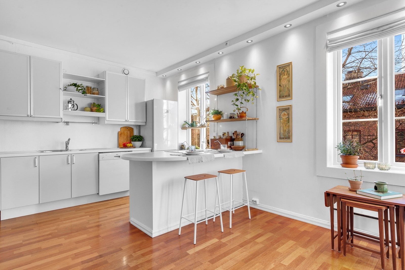 Stue og kjøkken har en åpen og sosial planløsning Galleribilde