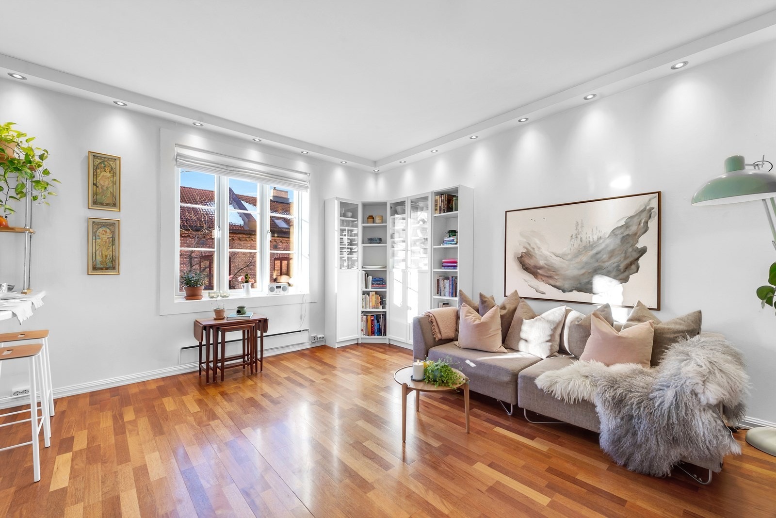 Leiligheten har en god takhøyde hvor det i stue/kjøkken er målt til 2,66 meter Galleribilde