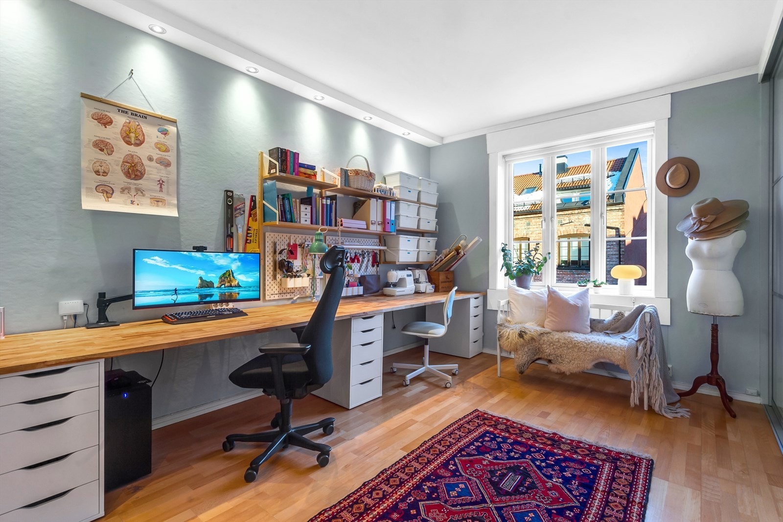 Soverommet blir i dag brukt som kontor/hobbyrom, med svært mye skapplass Galleribilde