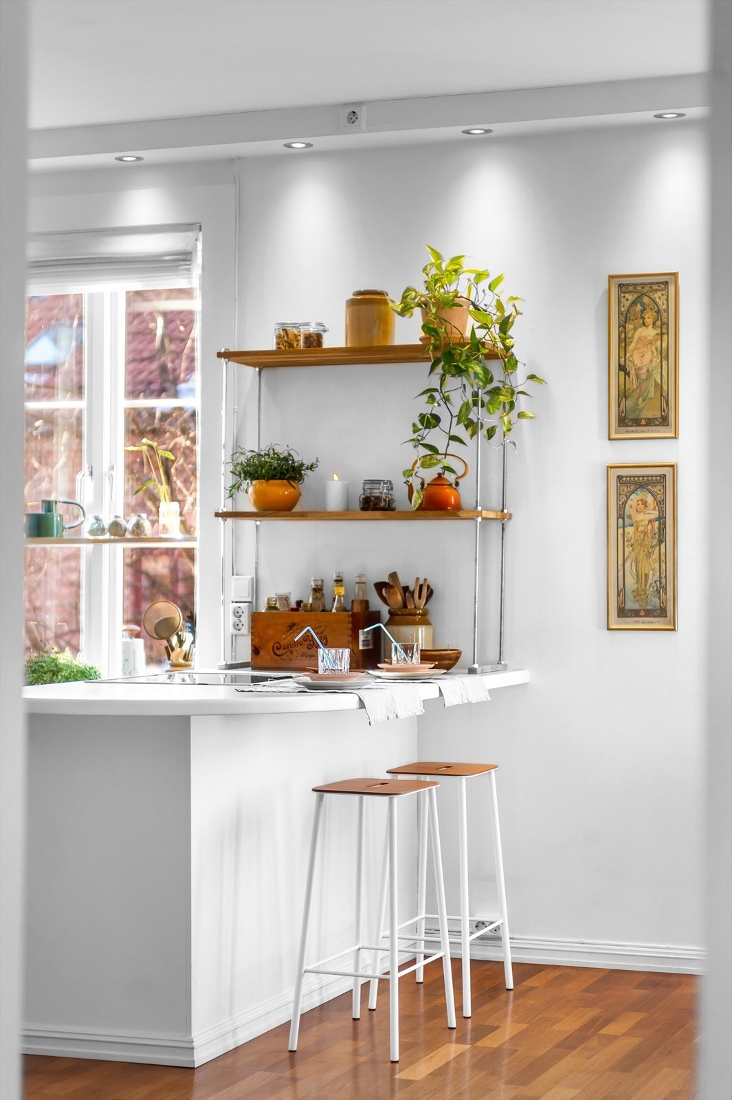 Praktisk kjøkkenøy med plass til barstoler Galleribilde