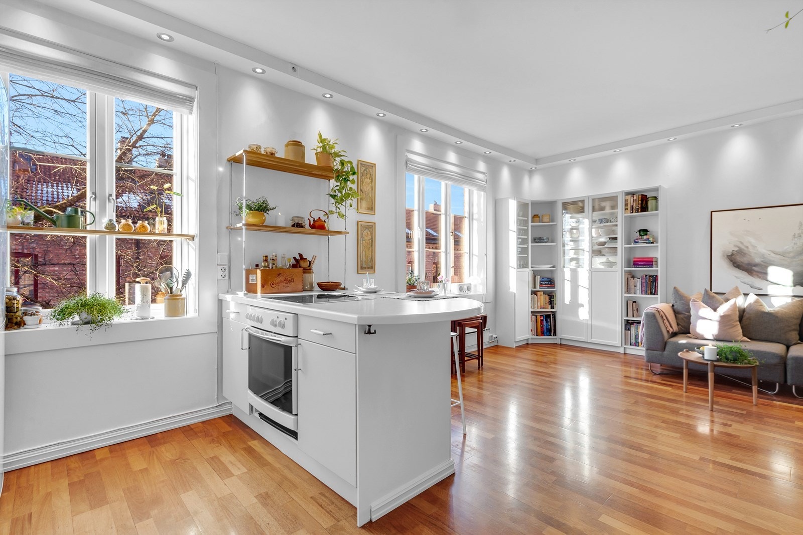 Leiligheten har store og flotte vindusflater som slipper inn godt med lys. Vinduene er nye fra 2019 Galleribilde