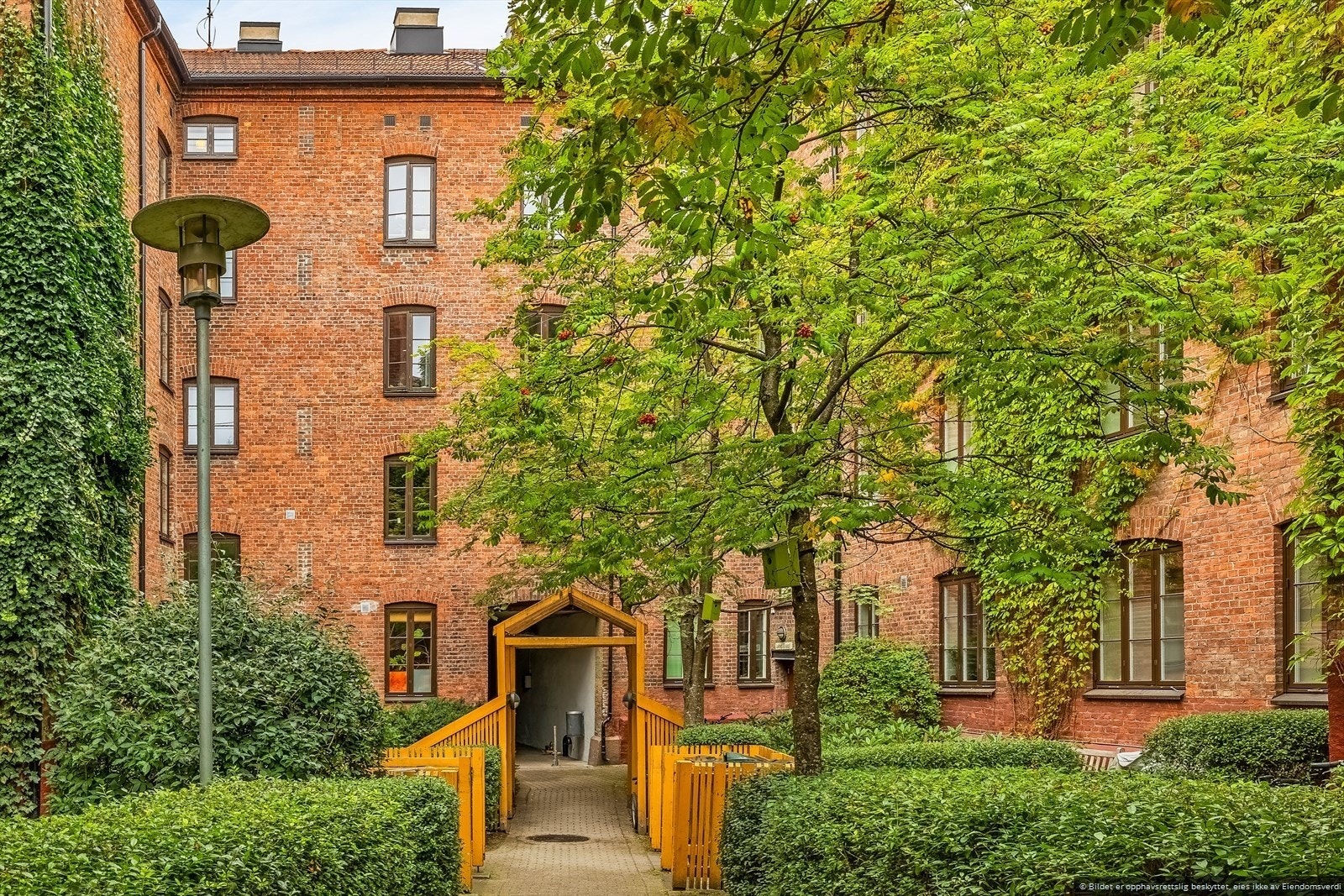 Leiligheten ligger i vakker teglsteinsgård med historiske detaljer Galleribilde