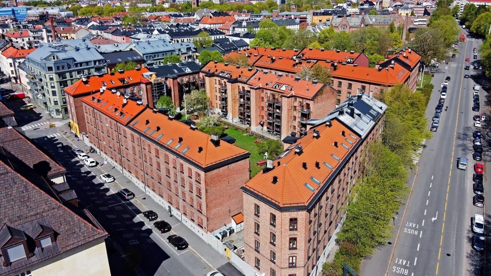 Du finner gode parkeringsmuligheter i gatene rundt Galleribilde