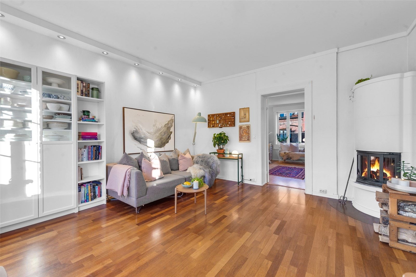 Fra stuen har du adkomst til stort og romslig soverom Galleribilde