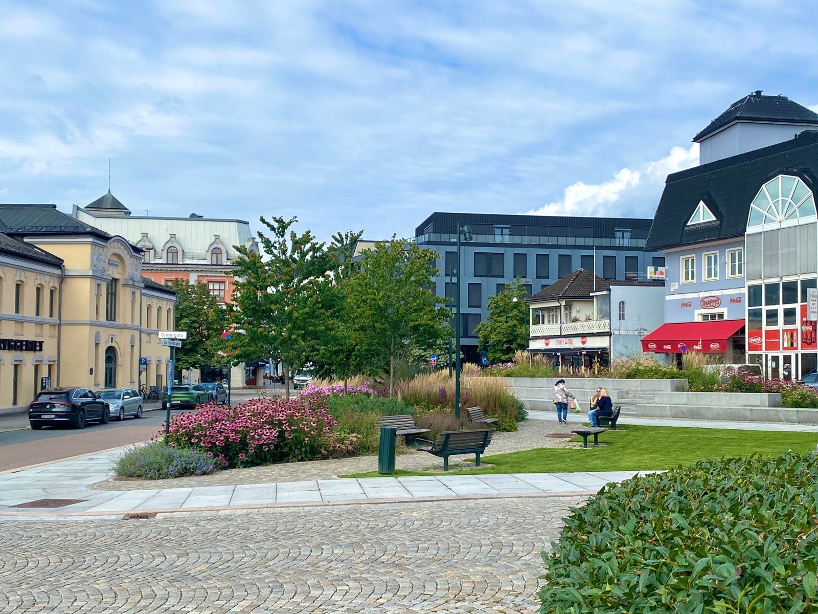 Vegg i vegg med Sameiet Grev Wedels Plass er det etablert en ny grønn park Galleribilde