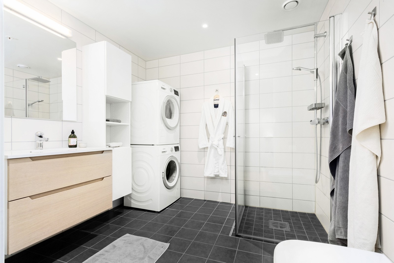 Bad/wc 2 med dusjnisje, varmekabler og opplegg for vaskemaskin | innredning fra HTH med god oppbevarinsplass Galleribilde