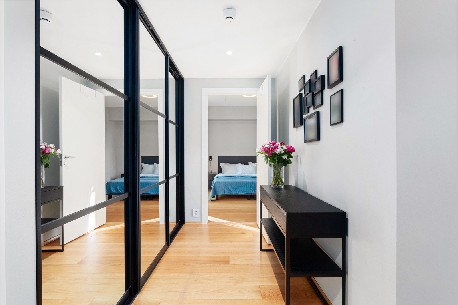 Hall med skyvedørsgarderobe med speil Galleribilde