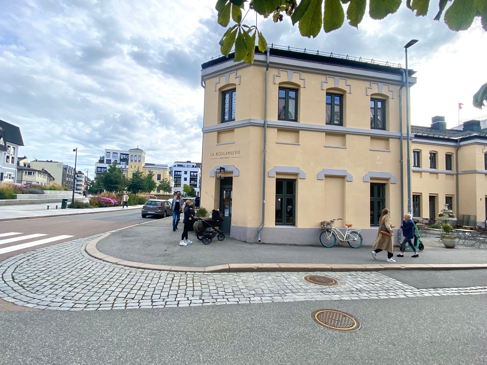 Nærmeste nabo er et fransk bakeri med uteservering Galleribilde