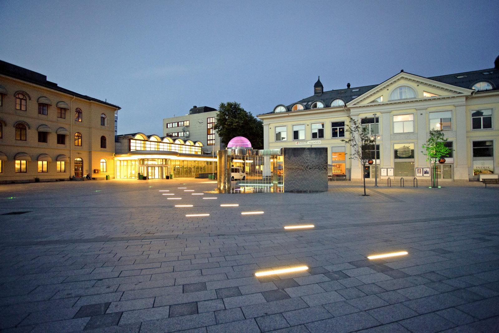 Kun 8-9 minutters gange til togstasjonen ved Strømsø torg Galleribilde