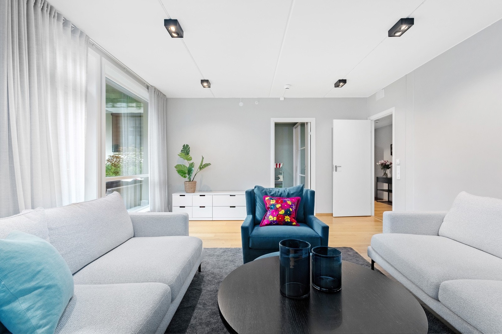 Av standard nevnes blant annet komfortabel vannbåren gulvvarme | generøs takhøyde | 2 flislagte bad/wc | balansert ventilasjon | 1-stavs eikeparkett Galleribilde