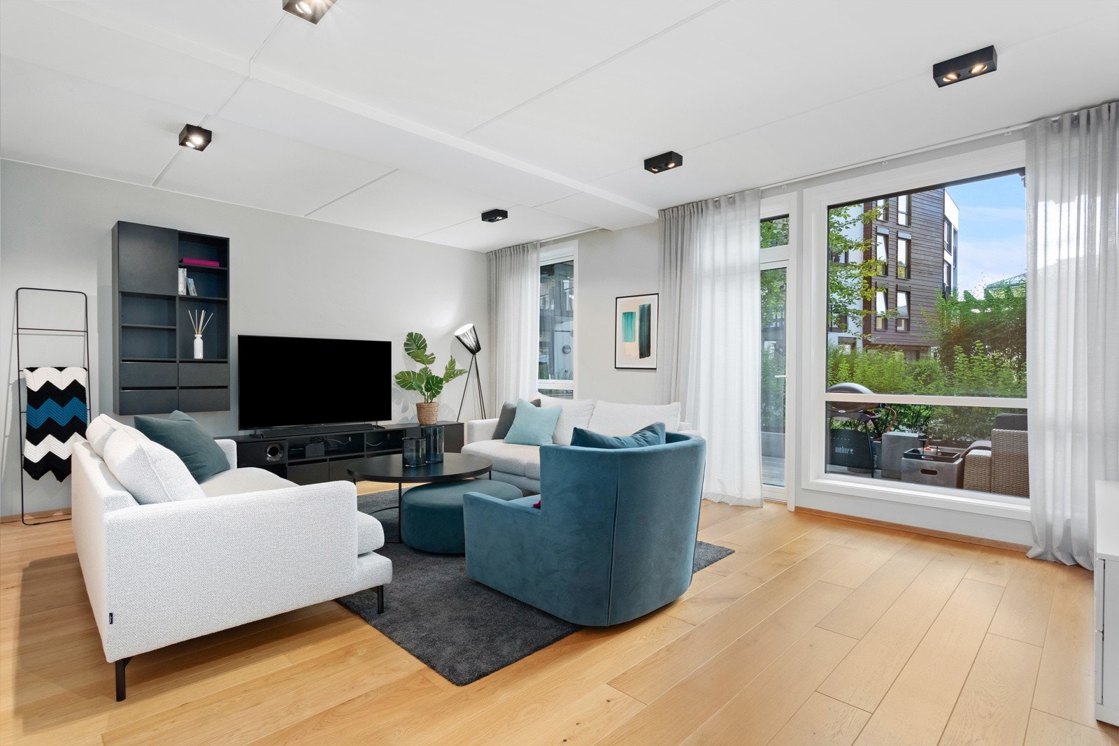 Stor selveier med alt på ett plan | 2 stuer | 2 bad/wc | 2 soverom | 3 uteplasser | garasjeplass | bildet viser hovedstuen med utgang til vestvendt terrasse Galleribilde