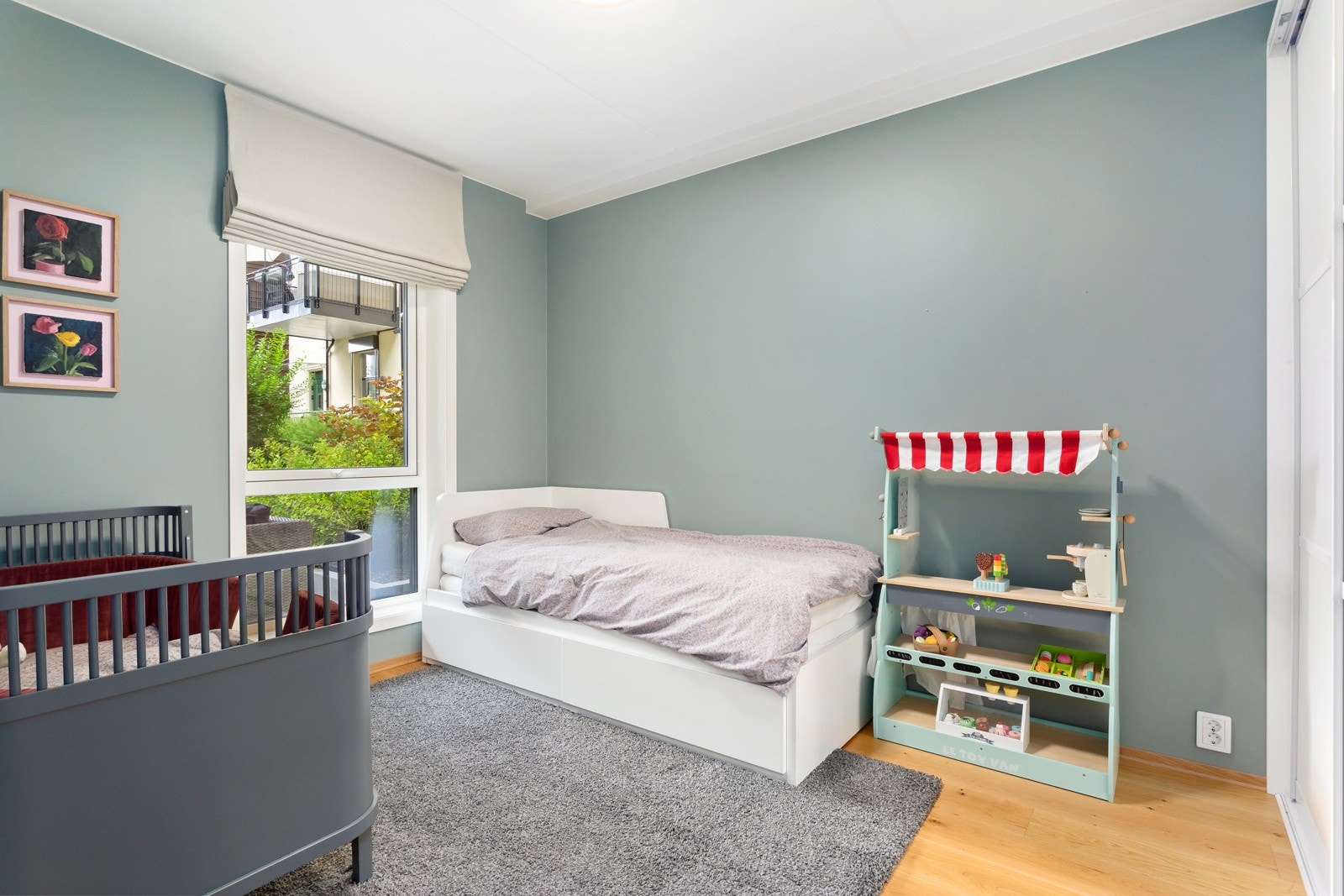 Soverom 2 med skyvedørsgarderobe | Rommet vender inn mot rolig skjermet felles atrium Galleribilde