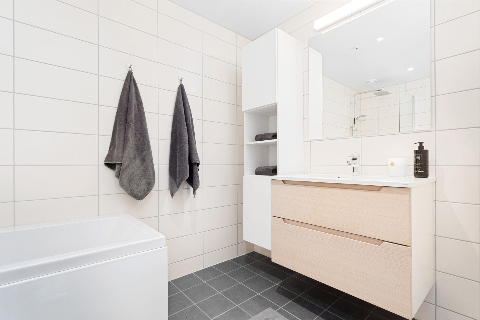 2 flotte flislagte bad/wc | baderommet på bildet er plassert innenfor hovedsoverommet og har innredning fra HTH og badekar Galleribilde