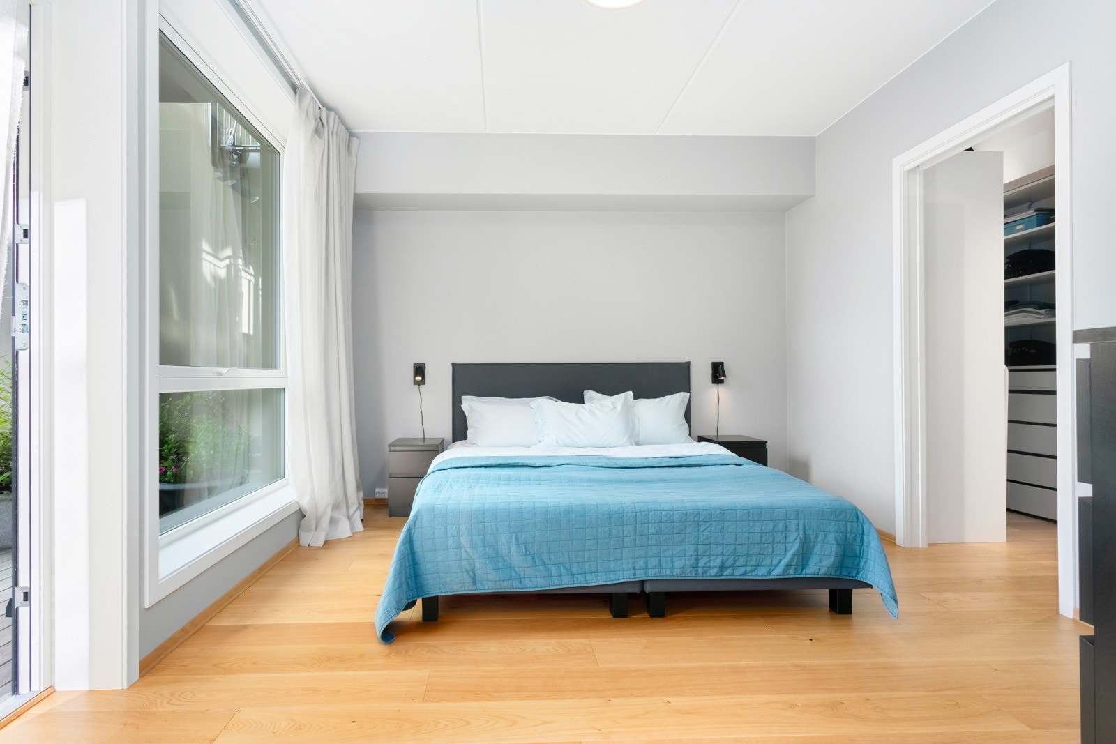 Begge soverommene vender inn mot rolig, skjermet felles atrium | hovedsoverommet med walkin closet og eget bad/wc samt utgang til egen terrasse Galleribilde