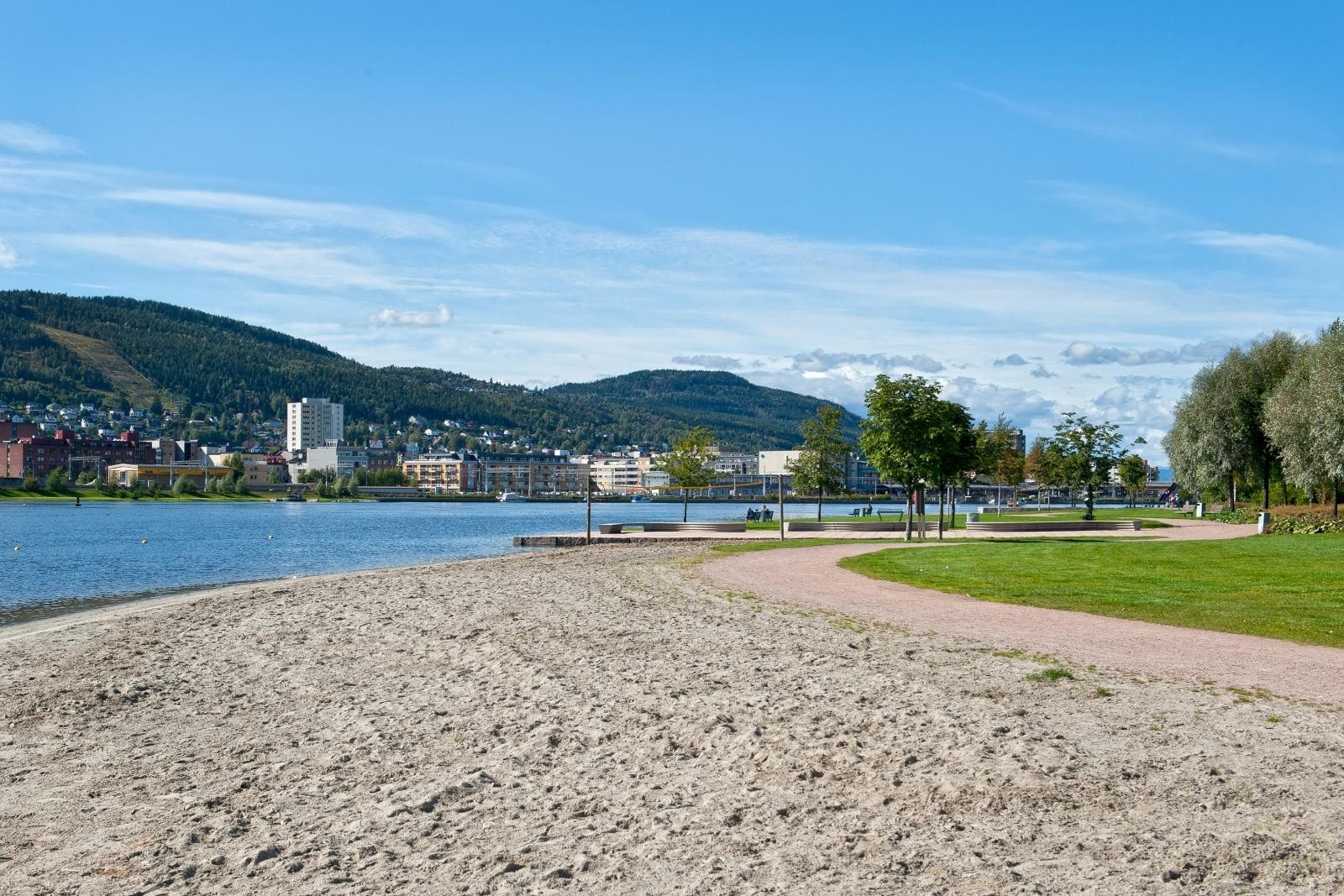 Kun 100 meter til strandpromenaden med bystranda Galleribilde