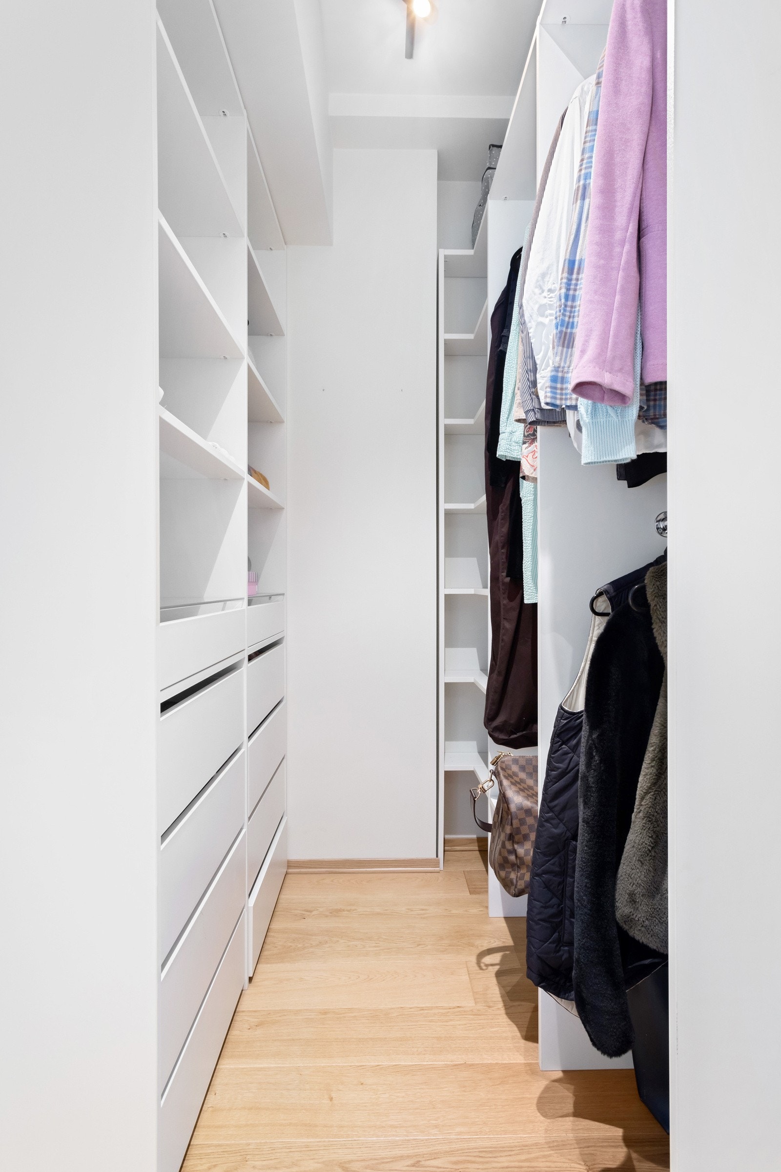 Walkin closet direkte fra hovedsoverommet Galleribilde