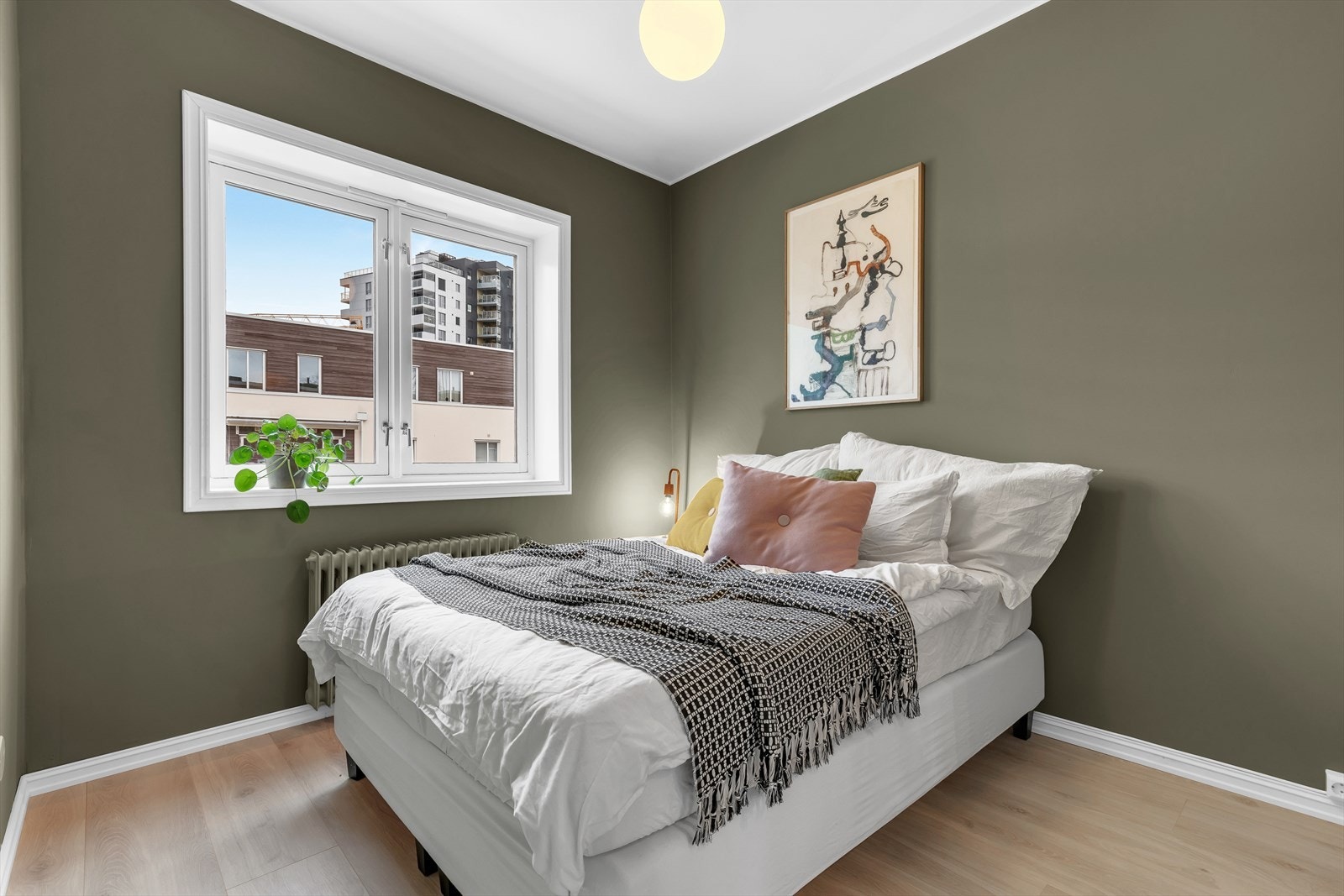 Hovedsoverom av god størrelse med plass til dobbeltseng med tilhørende nattbord og garderobeskap Galleribilde