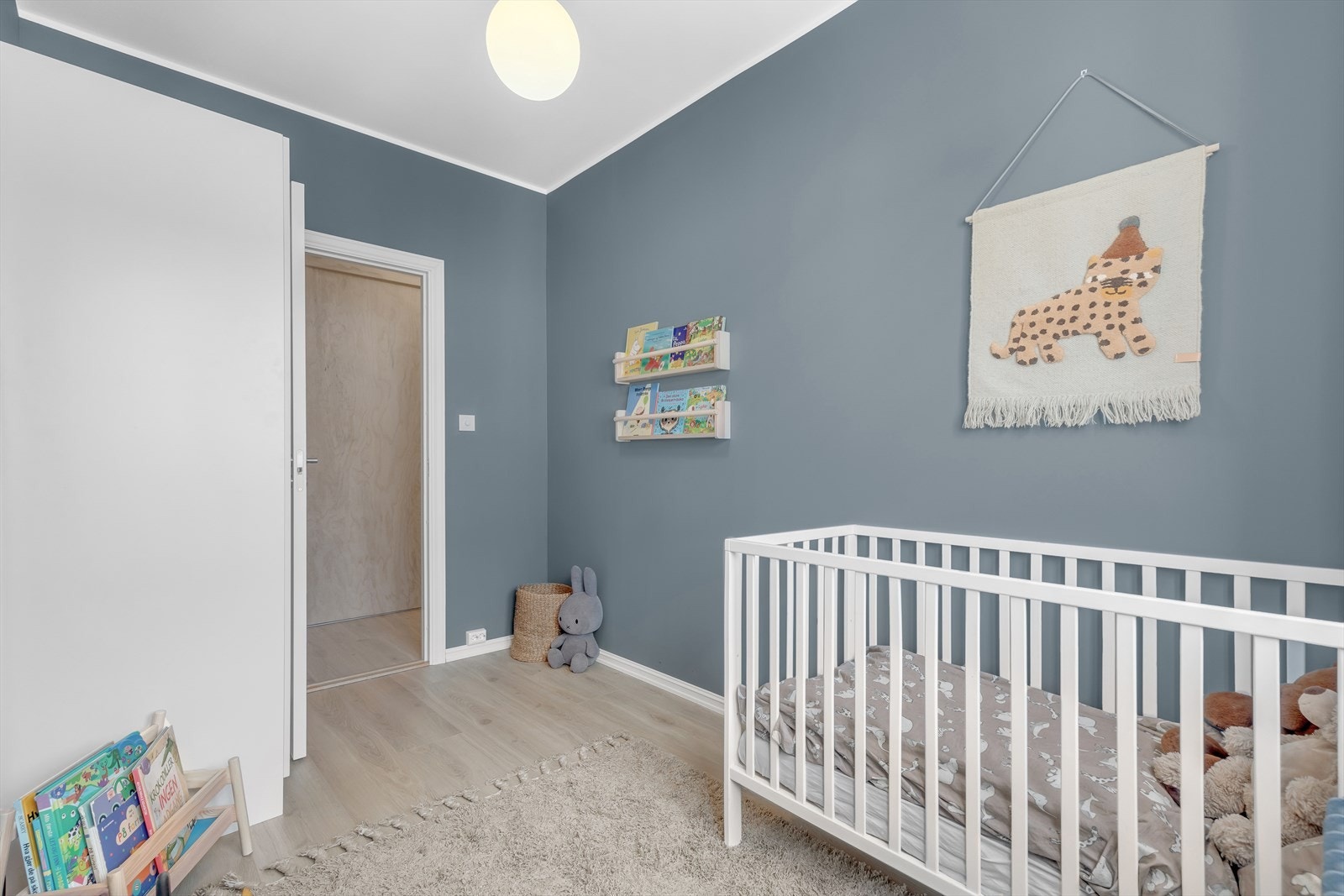 Her er det garderobeskap med glatte fronter Galleribilde