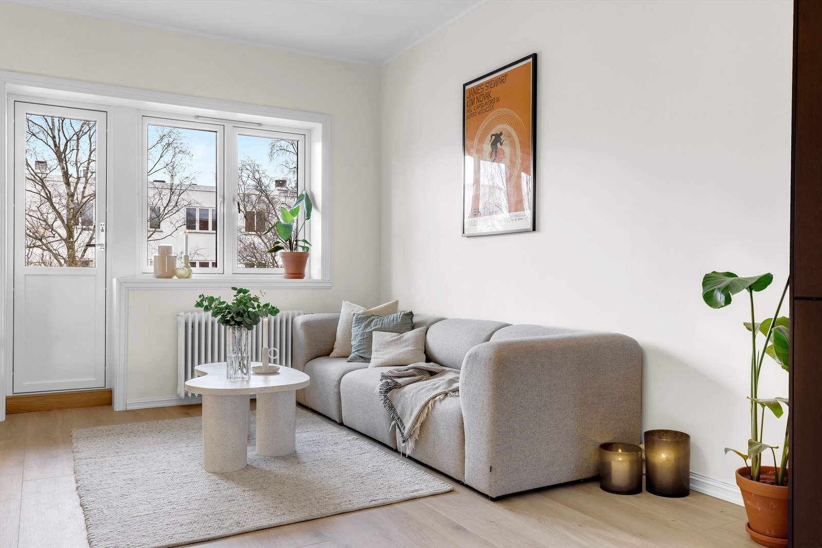 Lys stue med takhøyde på ca. 2,75 som gir en god romfølelse Galleribilde