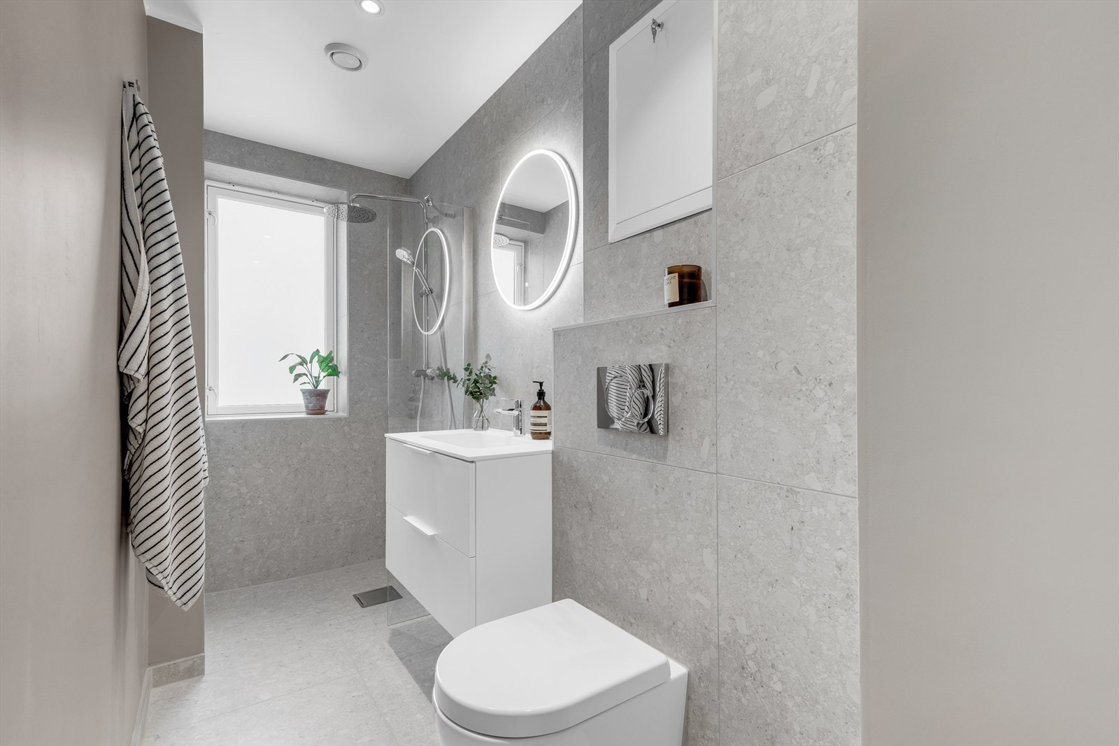 Nyoppusset og flislagt bad fra 2024 med varmekabler Galleribilde