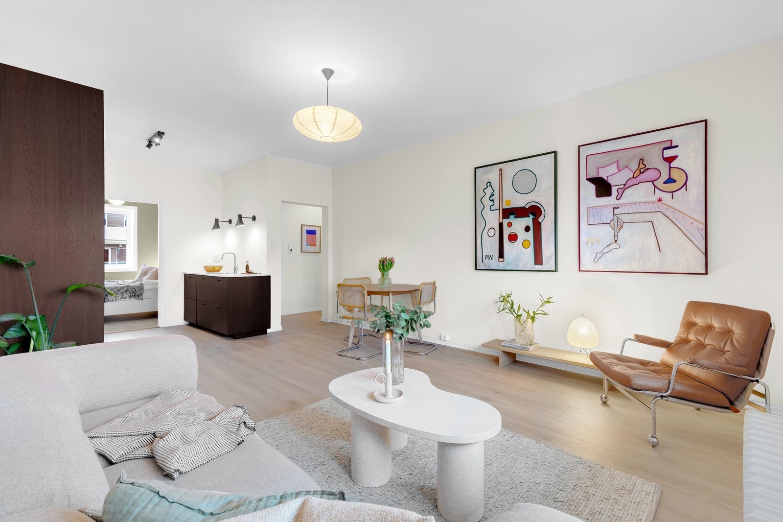 Lys og romslig stue med plass til sofa, spisebord og øvrig møblement Galleribilde