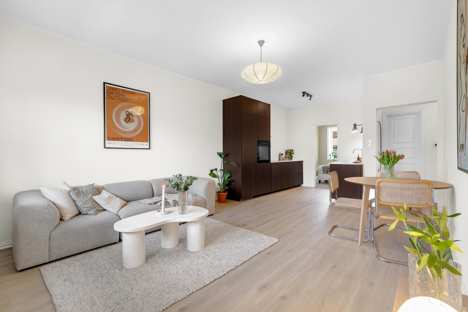 Moderne overflater med nye gulv og nymalte overflater Galleribilde