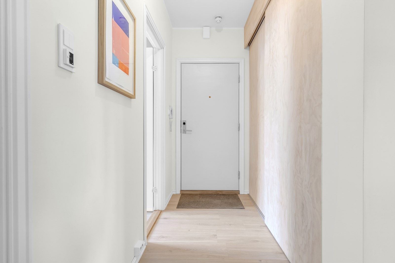 Praktisk skyvedørsgarderobe i entré som gir godt med oppbevaring Galleribilde