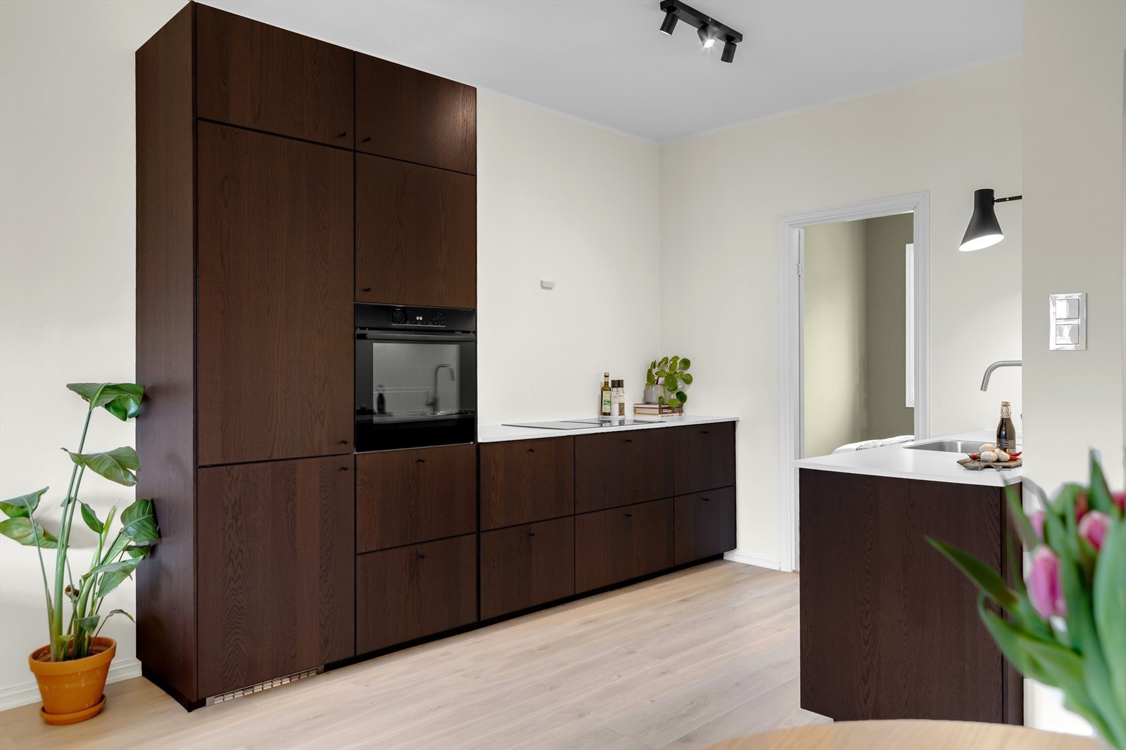 Nytt kjøkken fra 2024 med integrerte hvitevarer bestående av induksjonstopp, stekeovn, oppvaskmaskin og kjøl/frys Galleribilde