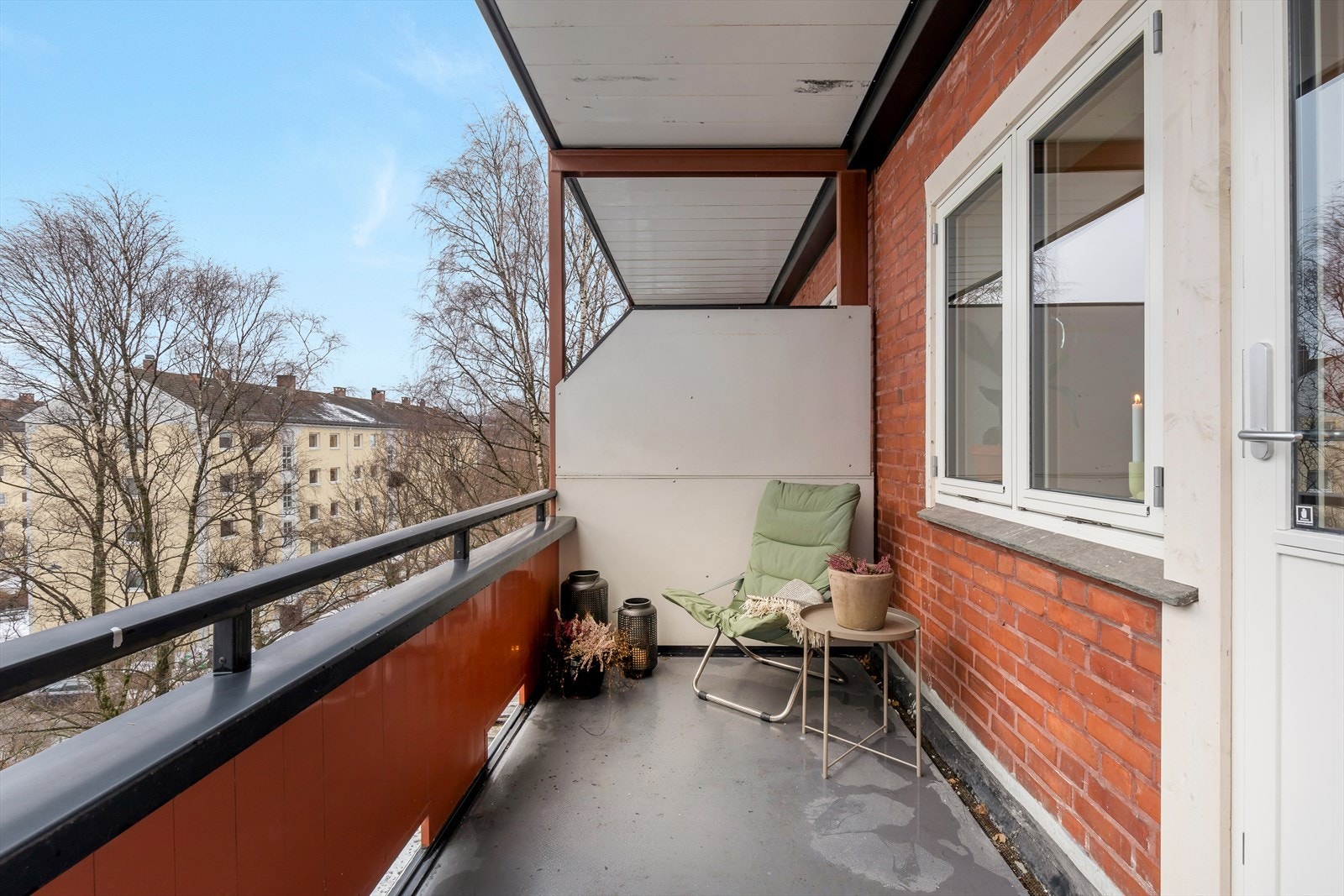 Fra stuen er det utgang til sørøstvendt balkong på 7 kvm Galleribilde