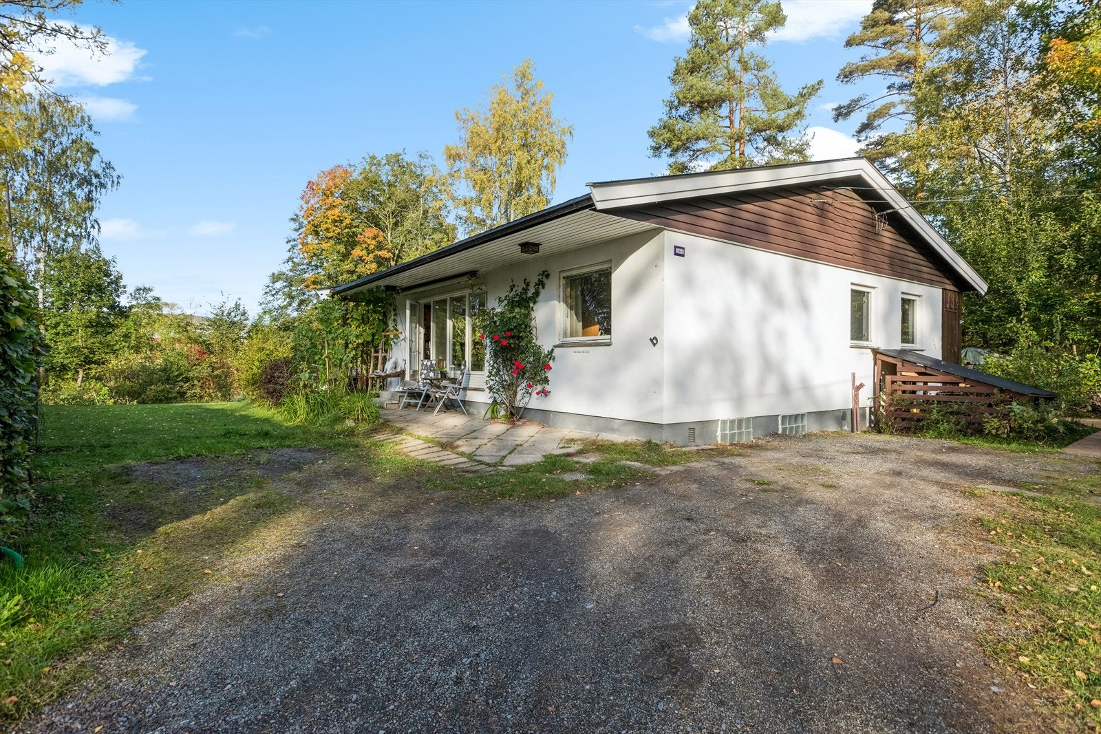 Boligen har plass til flere biler på gårdsplassen Galleribilde