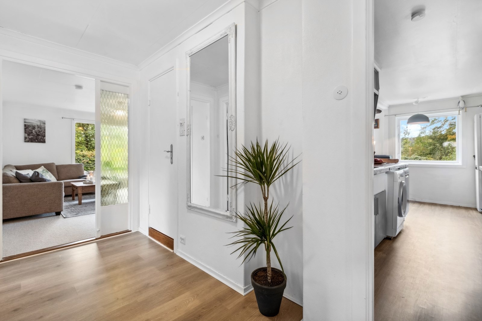 Videre inn til stue og spisestue Galleribilde