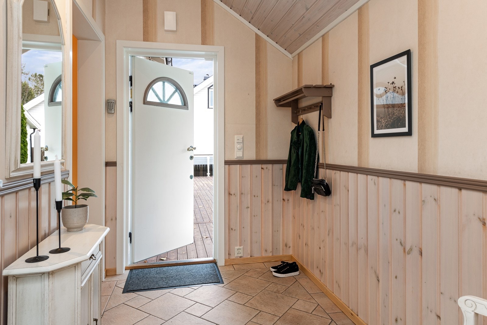 Inngang, utgang, oppgang, entrè... Et sted og sette fra seg paraplyen, rette litt på sveisen og glede seg til å gå ut. Eller bli invitert inn. Førsteinntrykket som skaper forventninger. Galleribilde